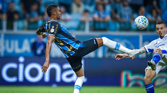 Clube europeu segue tentando a contratação de atacante do Grêmio; entenda