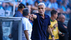 Luís Castro rasga elogios a meia destaque do Grêmio contra o Coritiba