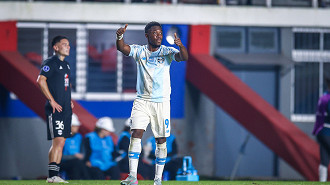 Como está o contrato, salário e negociação para renovação do contrato de Amuzu com o Grêmio Como está o contrato, salário e negociação para renovação do contrato de Amuzu com o Grêmio