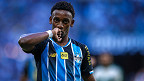 Meia do Grêmio é comparado a Ronaldinho Gaúcho por comentarista; veja