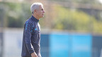 Luís Castro ainda avalia mudanças no Grêmio para enfrentar o Flamengo