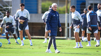 Com três zagueiros, Grêmio tem provável escalação para enfrentar o Flamengo; veja