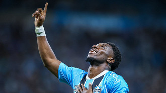 Barrado pelo Grêmio, Amuzu faz postagem e movimenta as redes sociais