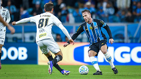 Arthur lamenta derrota do Grêmio para o Corinthians e reforça desejo de permanecer no clube Arthur lamenta derrota do Grêmio para o Corinthians e reforça desejo de permanecer no clube