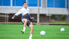 Sem espaço no Grêmio, Monsalve aguarda propostas para ser negociado Sem espaço no Grêmio, Monsalve aguarda propostas para ser negociado
