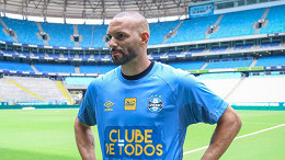 Zagueiro da Seleção fala do carinho pelo Grêmio e revela conversas com Weverton