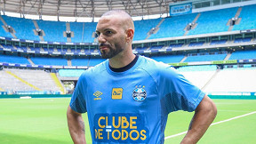 Zagueiro da Seleção fala do carinho pelo Grêmio e revela conversas com Weverton Zagueiro da Seleção fala do carinho pelo Grêmio e revela conversas com Weverton
