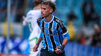 Na mira do Grêmio, meia desembarca em solo gaúcho