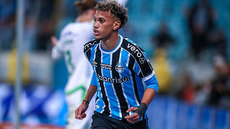 Na mira do Grêmio, meia desembarca em solo gaúcho Na mira do Grêmio, meia desembarca em solo gaúcho