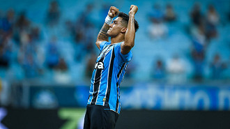 Clube uruguaio chega a acordo para comprar centroavante do Grêmio