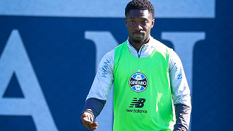 Atacante destaque do Grêmio se recupera e retorna aos treinos Atacante destaque do Grêmio se recupera e retorna aos treinos