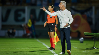 Luís Castro pede apoio da torcida após empate do Grêmio: Levar o time às quartas Luís Castro pede apoio da torcida após empate do Grêmio: Levar o time às quartas