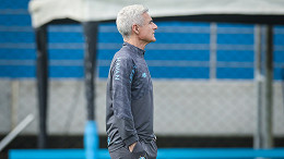 Luís Castro deve repetir time do Grêmio contra o Mirassol, mas atacante preocupa