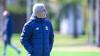Por que Luís Castro ainda não foi demitido pelo Grêmio? Entenda