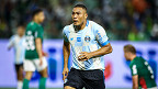Carlos Vinícius chega ao quinto jogo sem marcar pelo Grêmio e liga alerta antes do Bragantino