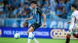 Detonado pela torcida do Grêmio, volante faz estreia de gala na Argentina Detonado pela torcida do Grêmio, volante faz estreia de gala na Argentina