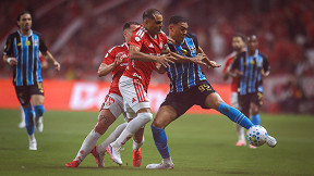 Comentarista aponta erro grave da arbitragem no GreNal 453 e diz que Carlos Vinícius deveria ter sido expulso Comentarista aponta erro grave da arbitragem no GreNal 453 e diz que Carlos Vinícius deveria ter sido expulso