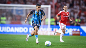 Torcedor do Inter pede camisa de atacante do Grêmio após o GreNal 453; veja Torcedor do Inter pede camisa de atacante do Grêmio após o GreNal 453; veja