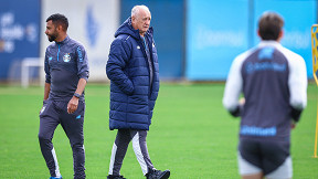 Felipão comanda treino do Grêmio antes de jogo contra o Botafogo Felipão comanda treino do Grêmio antes de jogo contra o Botafogo