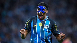 Grêmio empata com o Inter no GreNal 455 e segue no Z-4 do Brasileirão Grêmio empata com o Inter no GreNal 455 e segue no Z-4 do Brasileirão