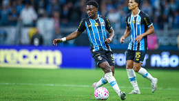 Renato critica excesso de estrangeiros no Grêmio e explica preocupação com o elenco Renato critica excesso de estrangeiros no Grêmio e explica preocupação com o elenco