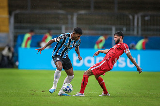 Thomas Luciano em ação pelo Grêmio diante do RB Bragantino, pelo Brasileirão. (Foto: Lucas Uebel / Grêmio FBPA)