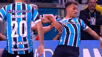 Possível pênalti sofrido por Bitello gerou questionamento na partida entre Grêmio e Botafogo. (Foto: Reprodução)